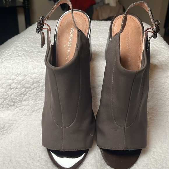Donald J. Pliner Shoes - 💙Donald Pliner 8M Made in Italy Slingback Block heel.Stretch crepe upper,3” heel